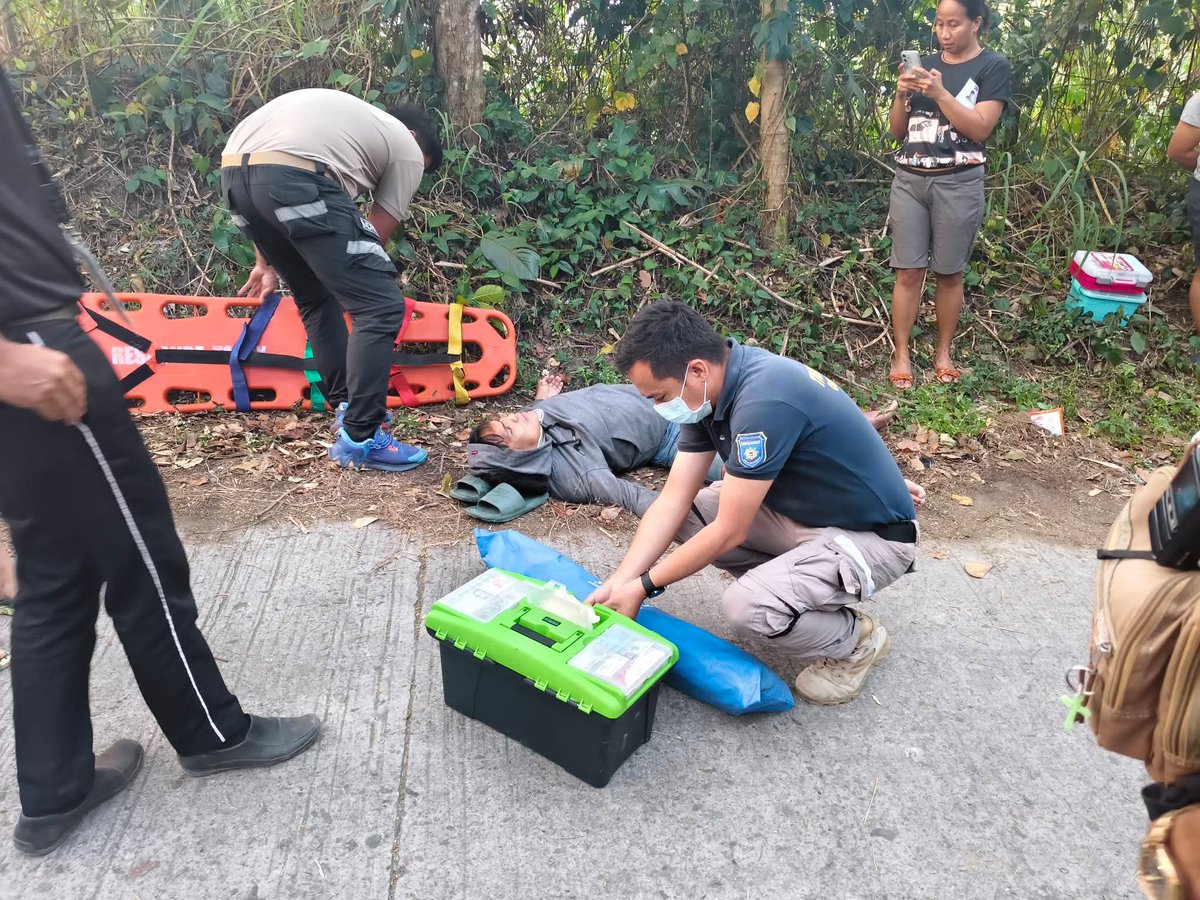 ibcdigital13's tweet photo. Sugatan ang tatlong katao, kabilang ang isang bata, matapos mawalan ng preno ang sinasakyang motorsiklo sa matarik na bahagi ng kalsada sa Brgy. Laiban, Tanay, Rizal. | via Dash San Pablo, IBC News

(1/2) https://t.co/yxgmDNdVWY