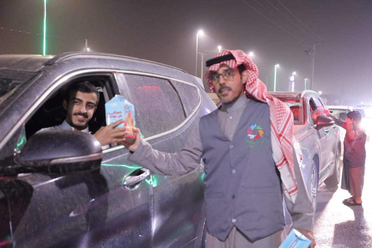 TA_fuheed's tweet photo. بمشاركة #بلدية_محافظة_الأسياح قامت #جمعية_التنمية_بعين_بن_فهيد توزيع هدية #عيد_الفطر 
#عيد_الفطر_١٤٤٧ه 
 #القصيم_تحلى_بعيدنا https://t.co/vMMUFKr9e2