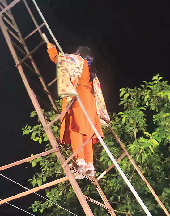 NewsMeter_In's tweet image. #Kamareddy: 

Scolded by #parents over excessive #phoneuse, an #Intermediatestudent climbed a 60-ft #watertank and threatened suicide in #Burgul village. 

After a 9.5-hour standoff, #Banswada Sub-Collector Kiranmayi climbed up, counselled her, and brought her down safely.