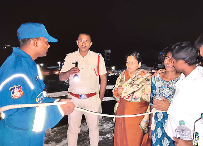 NewsMeter_In's tweet image. #Kamareddy: 

Scolded by #parents over excessive #phoneuse, an #Intermediatestudent climbed a 60-ft #watertank and threatened suicide in #Burgul village. 

After a 9.5-hour standoff, #Banswada Sub-Collector Kiranmayi climbed up, counselled her, and brought her down safely.