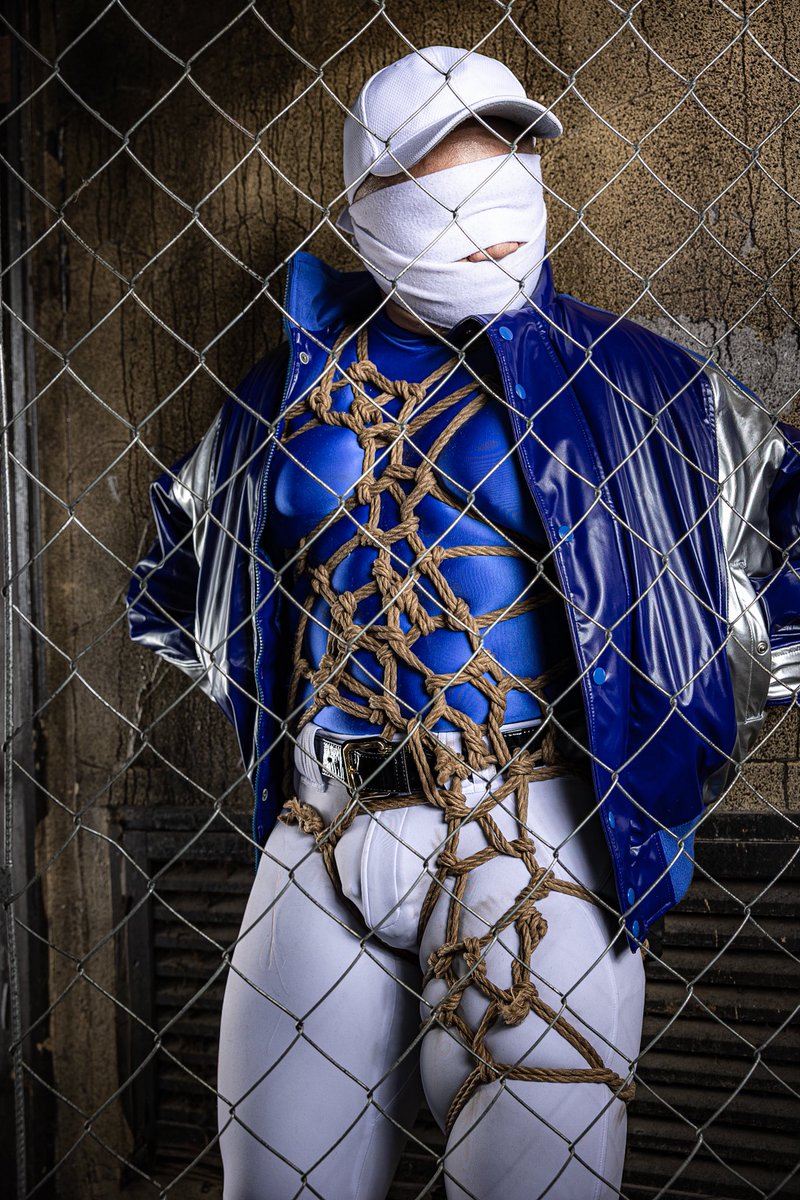 ropesandwax's tweet photo. 今立っている場所は、果たしてフェンスのどちら側なんだろう？

Who’s the one truly on the opposite side of the fence?

🪢＋📸：@PhotoROPE_1 https://t.co/I8bGqqqtTt