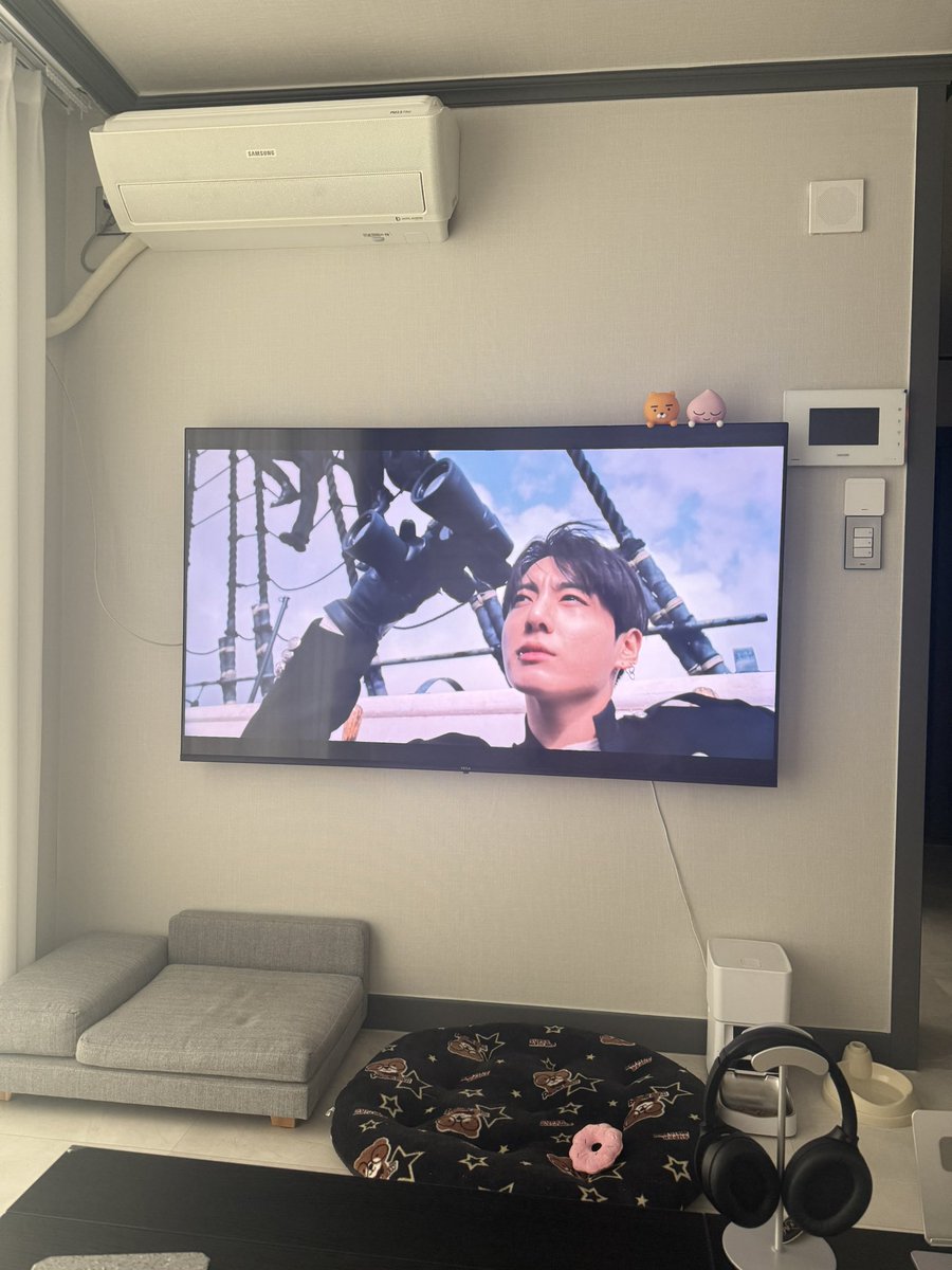 JM_13_10_95's tweet photo. ฟังในโทรศัพท์ไม่สะใจ เปิดในทีวีไปเลย บังทันหล่อมากกกก 🥰 #BTS_SWİM https://t.co/FGlv63JW3L