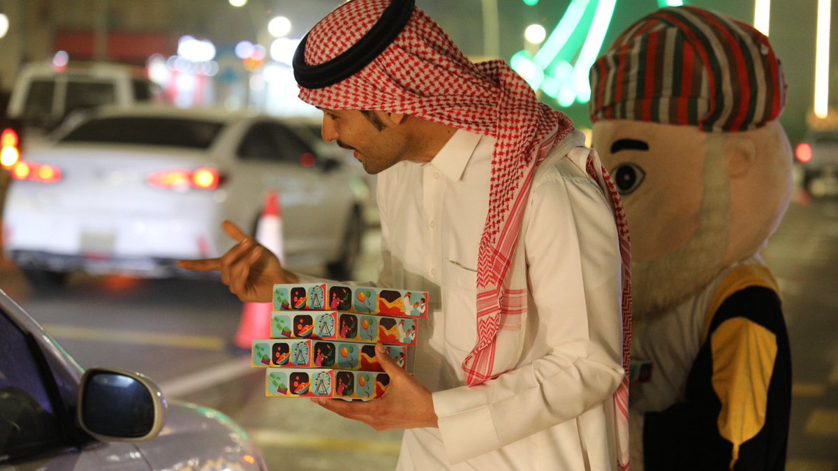 khbraMunicipal's tweet photo. بهجة العيد تملأ شوارعنا ✨

#بلدية_الخبراء تنشر الفرح بتوزيع الهداياوالاحتفاءً بعيد الفطر المبارك، ومشاركةً للأهالي والزوار هذه المناسبة السعيدة 🌸🎁

#القصيم_تحلى_بعيدنا
#أمانة_منطقة_القصيم https://t.co/lMT8Ekm69H