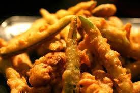 Richaghumare's tweet image. Gym Dieting...सब धोखा है,

पकौड़े खा लो, आज मौक़ा है...
 #Raining.