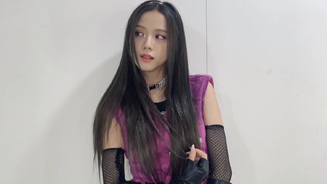 𝔜o no planeaba salir ni hoy, ni el resto de mi vida pero me dijo un pajarito (no estoy drogada, me refiero a las panteras) ★ que hoy era el #𝖉ëbu𝕥ː𝔖i𝕟g𝐥ǝー𝐑e𝐥ea͟sǝ y no me podía permitir ser la única que no hablara de ello por todo el mes.

mαdαme ❇˖🪼 ݁⋆ #mǝdussα.