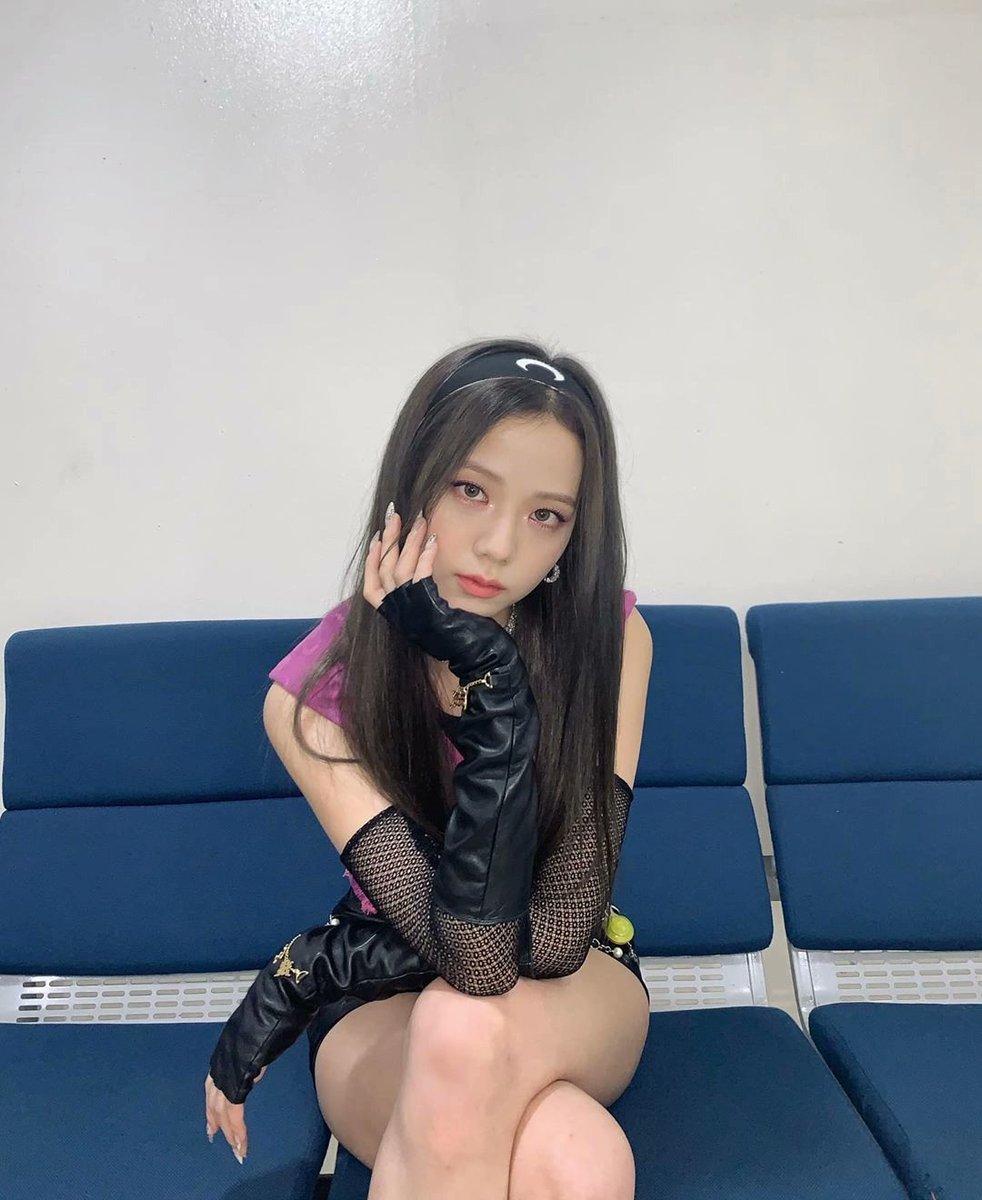 𝙷oy me levante y decidí tirar rostro como toda una profesional ★ y como abdabade buen humor pues me fui al #c𝕒tchー𝕥hë𝚃re͞αsure con todo y mi flow desbordante, a lo mejor esta noche obtengo un álbum firmado y me convierto en alguien nueva. 🪩

mαdαme ❇˖🪼 ݁⋆ #mǝdussα.