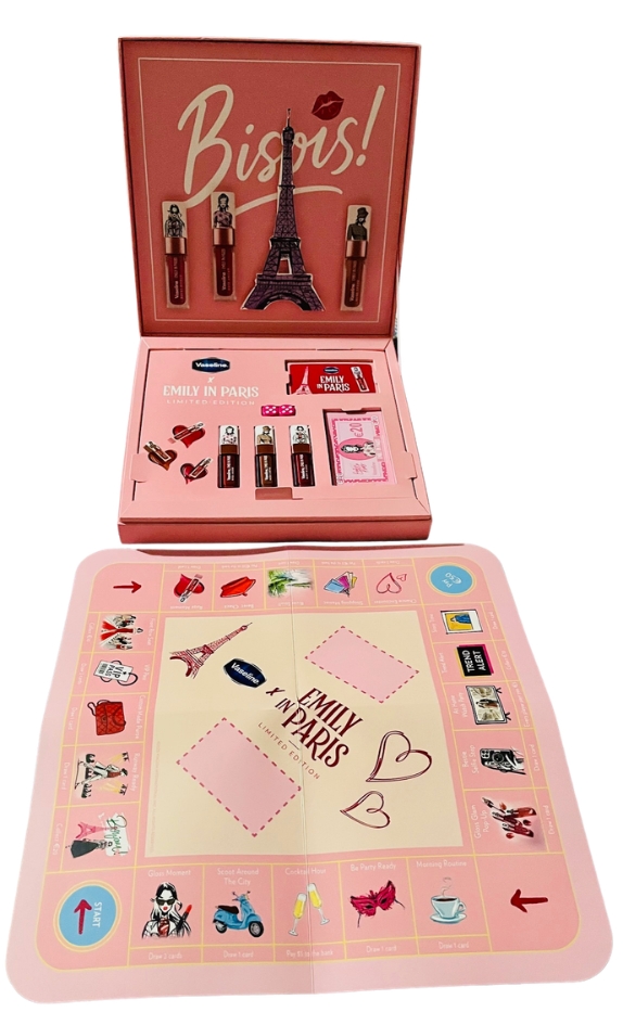 Bonjour, Belleza! La espera terminó. La colección viral Vaseline x Emily in Paris ya está aquí. Desde el rojo pasión de Rouge Romance hasta el brillo de los nuevos Lip Oils de <a href="/Vaseline/">Daniel K.</a> al estilo @EmilyInParis. #VaselineXEmilyInParis #Skincare #EmilyInParis2026 #BeautyTipsMexico