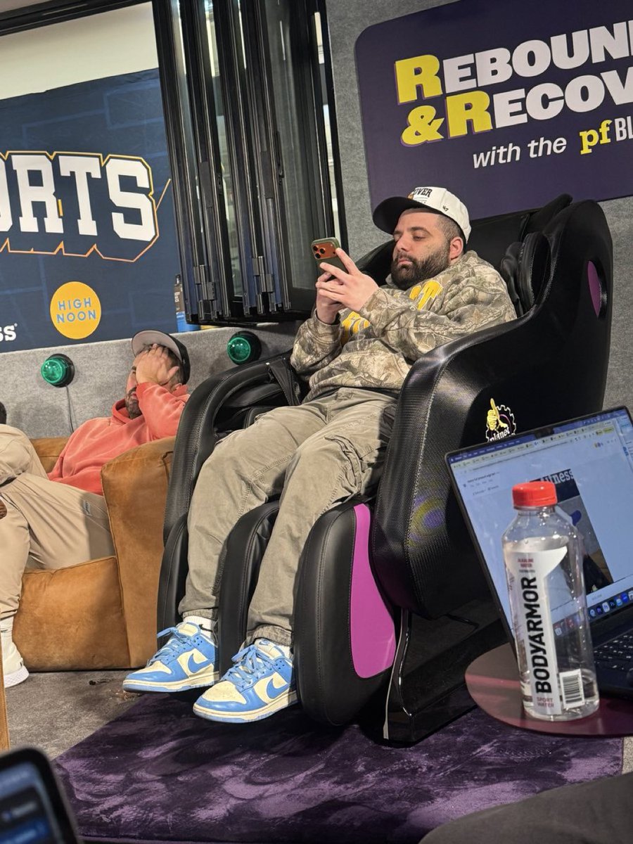 Viva La Stool tweet media