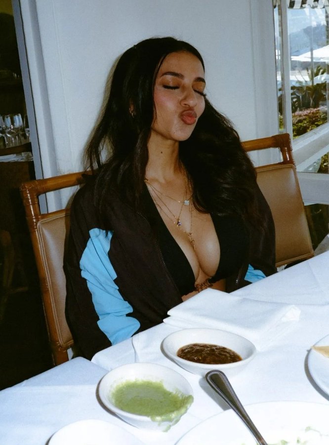 enjoy1494662's tweet photo. ماريا بتعيد عليكوا 
كل سنة و انتوا طيبين https://t.co/RDKGfx13xb