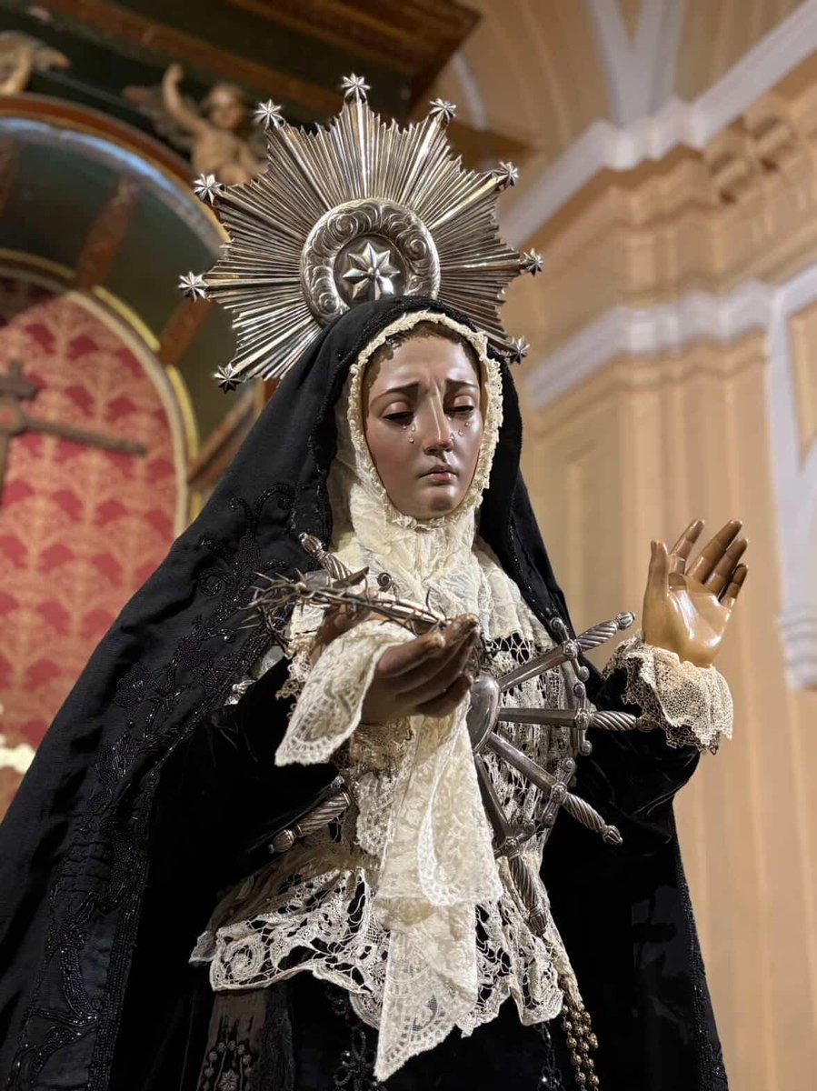 rabasco32's tweet photo. La Gran Dama de Madrid 
( y la corte de devotos que la cuidan ) https://t.co/I3rcCuiPNR