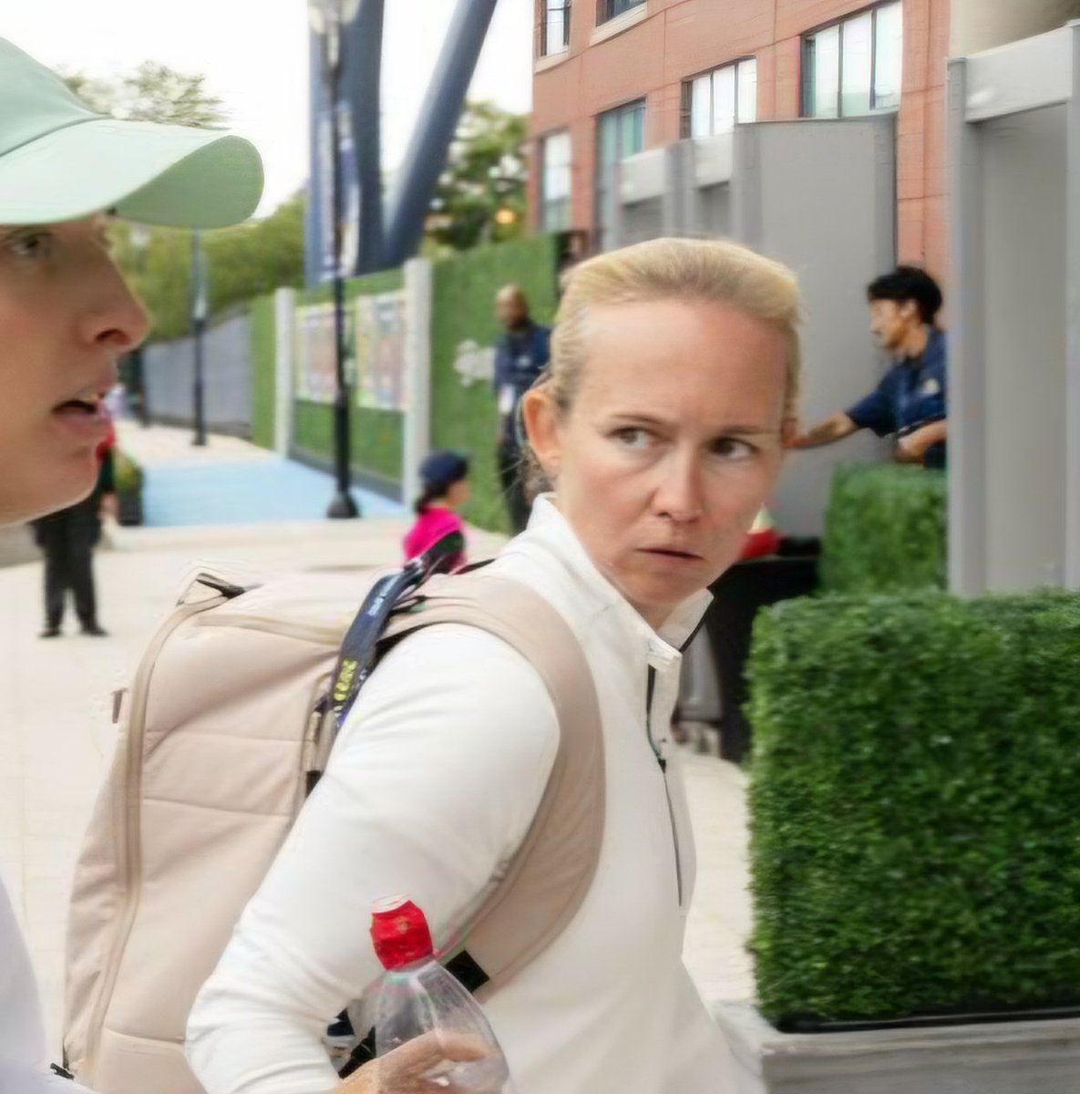 Varziski that want save Iga from her psychologist tweet media