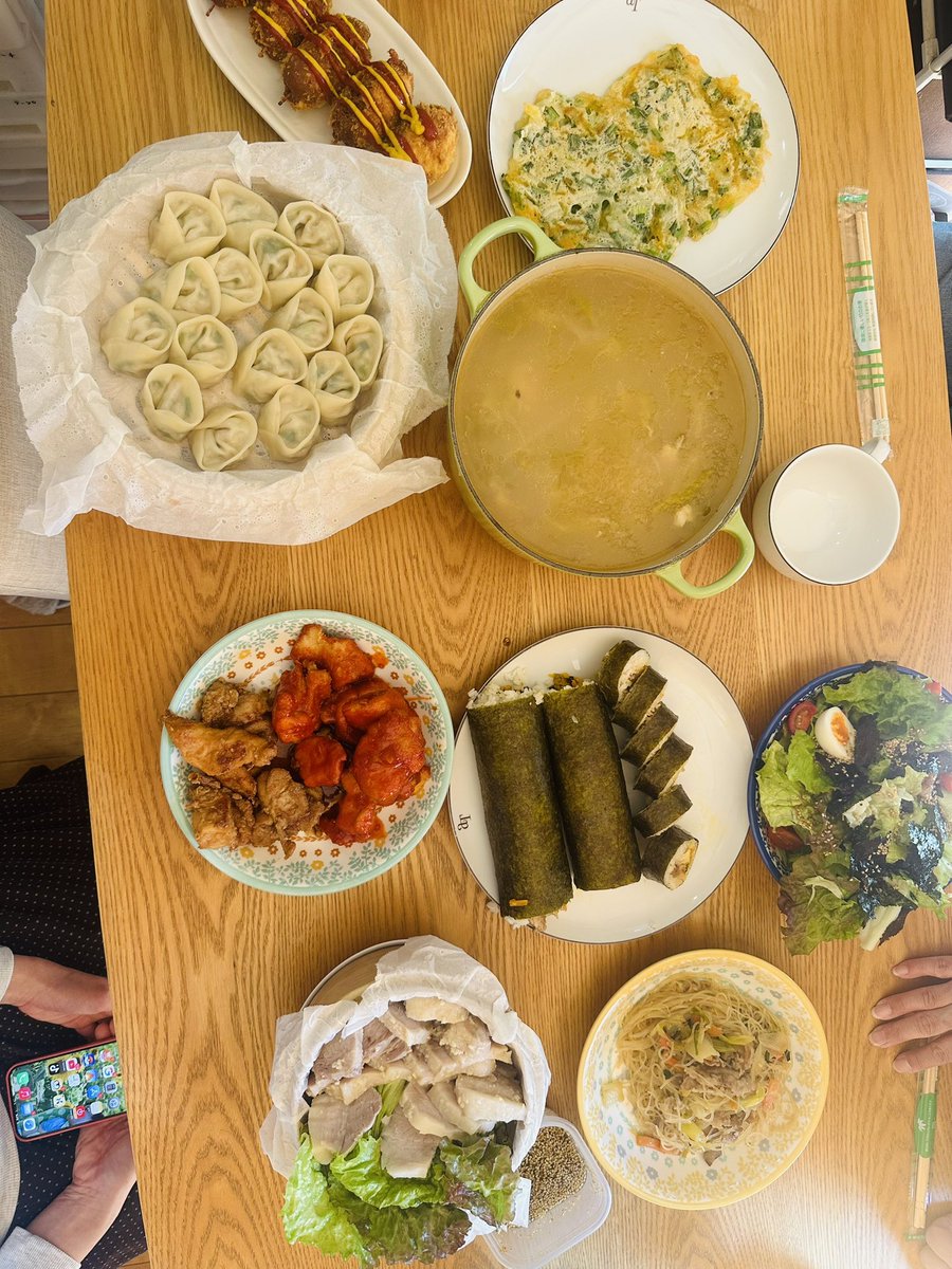 goronya2's tweet photo. 韓国料理パーティ🥳 https://t.co/rCd2lQANaO
