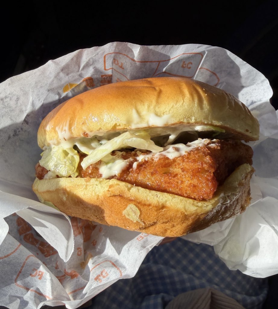coco_chappyun's tweet photo. so umm... this #fishthursday i ended up at burger king as a victim of circumstance...
but lowk why is the big fish kinda............. https://t.co/VVaZpwWiLq