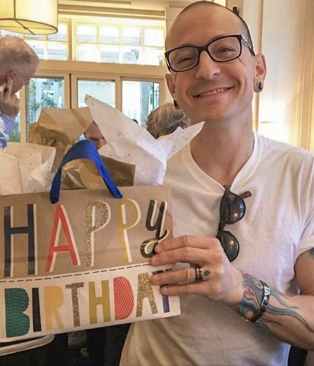 simsim3201976's tweet photo. And some more birthday pics...

Smile For Chester 😁 

#ChesterBennington 
#HappyBirthdayChester 
#Happy50thBirthdayChester 
#HappyHeavenlyBirthdayChester https://t.co/FDFLGfaW76