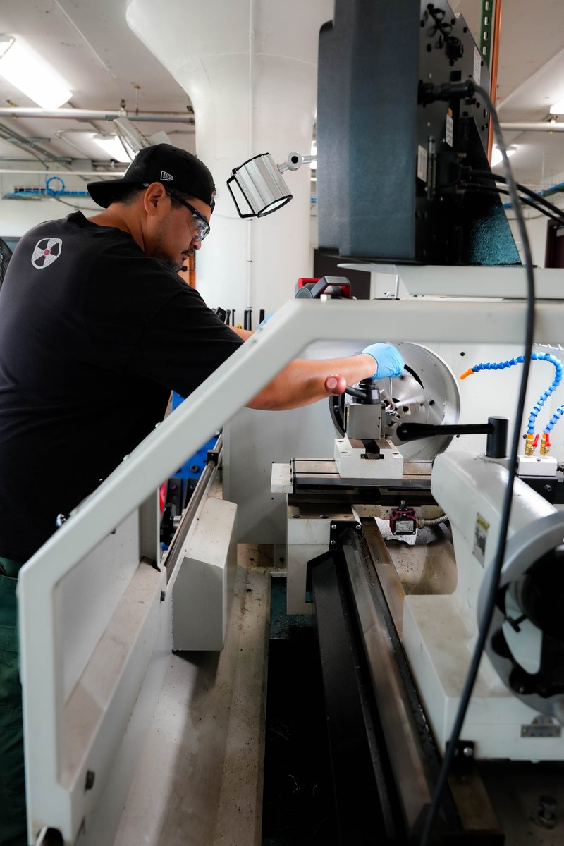 PHNSYIMF's tweet photo. Skilled #PHNSYIMF machinists are crucial for keeping our warships and submarines mission-ready. In our iLab, they turn innovative ideas into tangible solutions by creating prototypes. This detailed work ensures every vessel is truly #FitToFight. https://t.co/Nq9fSALKhE