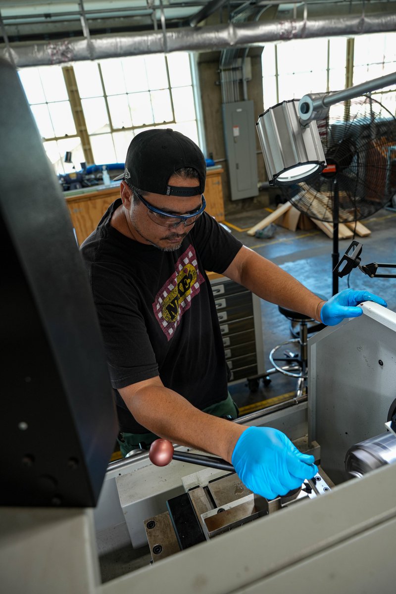 PHNSYIMF's tweet photo. Skilled #PHNSYIMF machinists are crucial for keeping our warships and submarines mission-ready. In our iLab, they turn innovative ideas into tangible solutions by creating prototypes. This detailed work ensures every vessel is truly #FitToFight. https://t.co/Nq9fSALKhE