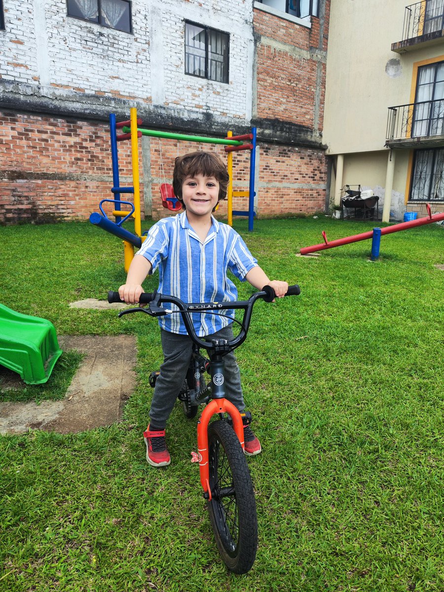 otrahumana15's tweet photo. Ayer mi hijo de 4 años tuvo un accidente que le causó fractura con desplazamiento en su dedo pulgar.

Llevamos 24 horas y @epssura no da autorización para la cirugía que deben hacerle.

 Necesitamos una solución urgente o su movilidad podría verse afectada para toda la vida. https://t.co/EmLjuItzuF