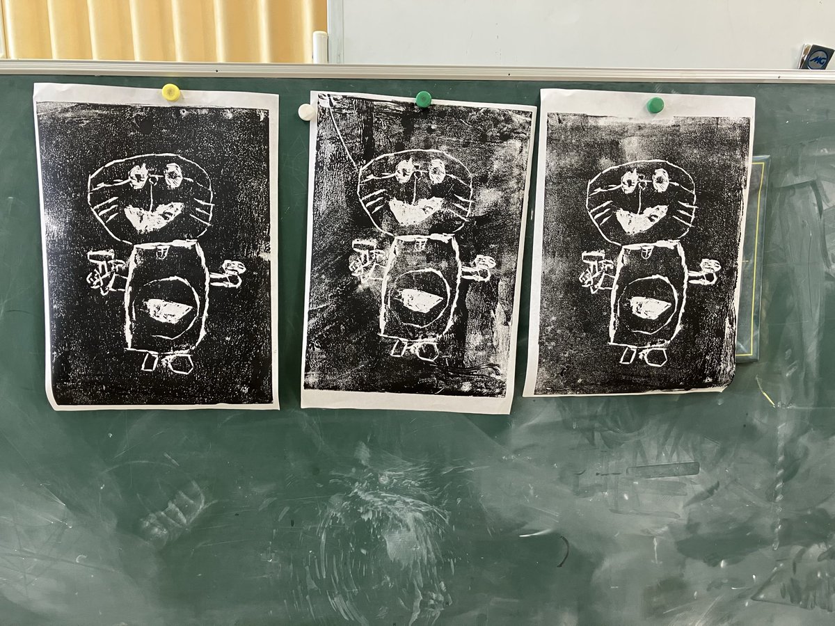 maikyyildiz's tweet image. 6つの障害を抱える息子。
四年生の欠席日数は約100日。
そんな中先生や支援員さんと2人でやる図工なら取り組めた。色々描いたり作ったり作品展にでたり…。
最後は版画❣️╭Ꙭ╮
@aimyonGtter 
#ASD
#不登校