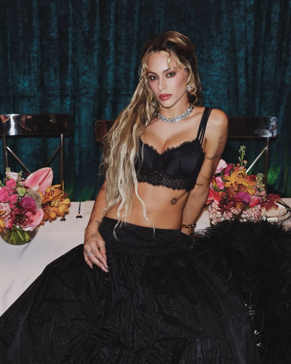 TINIData's tweet photo. TINI para el videoclip de “Dos Amantes” https://t.co/t1FBiPwu0w