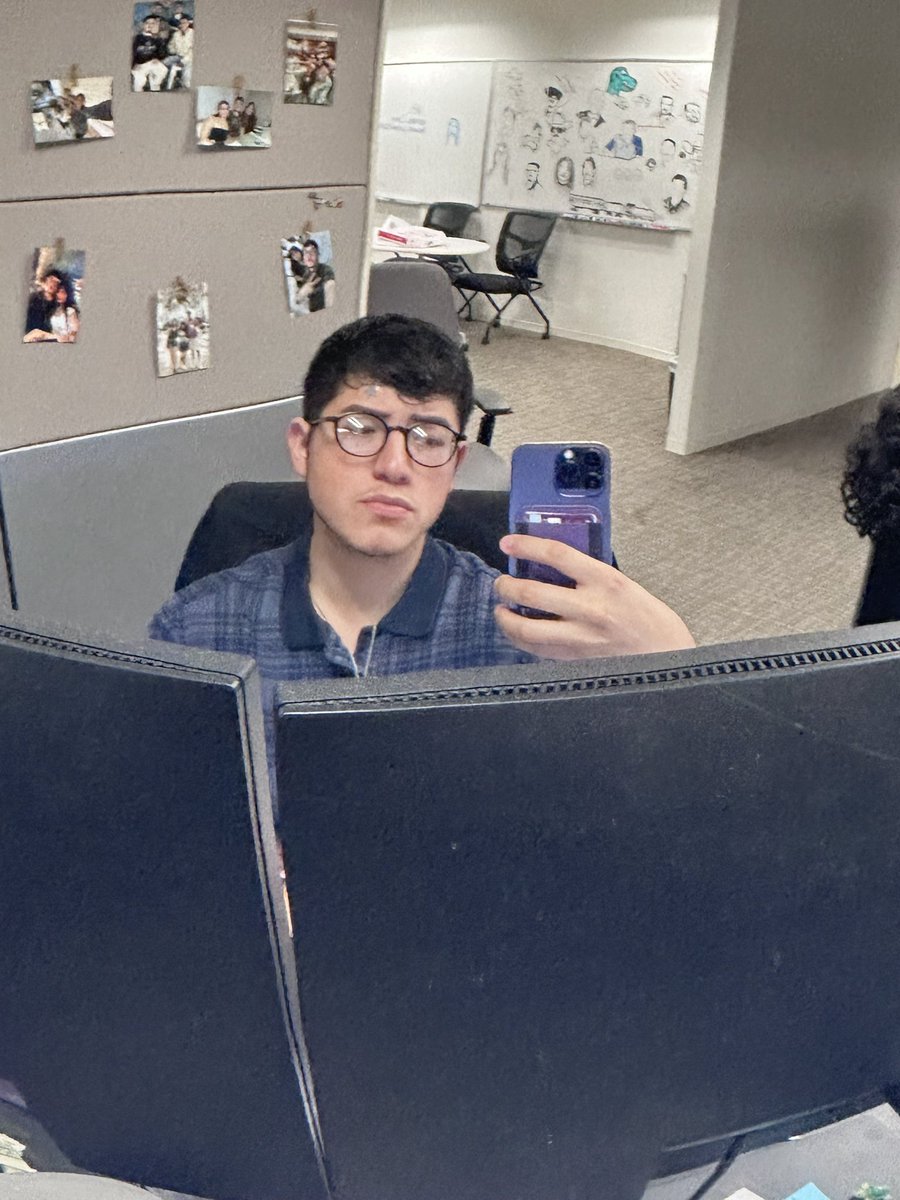 K1K1Boy's tweet photo. put a big ass mirror on my cubicle https://t.co/NAF6kAefmj