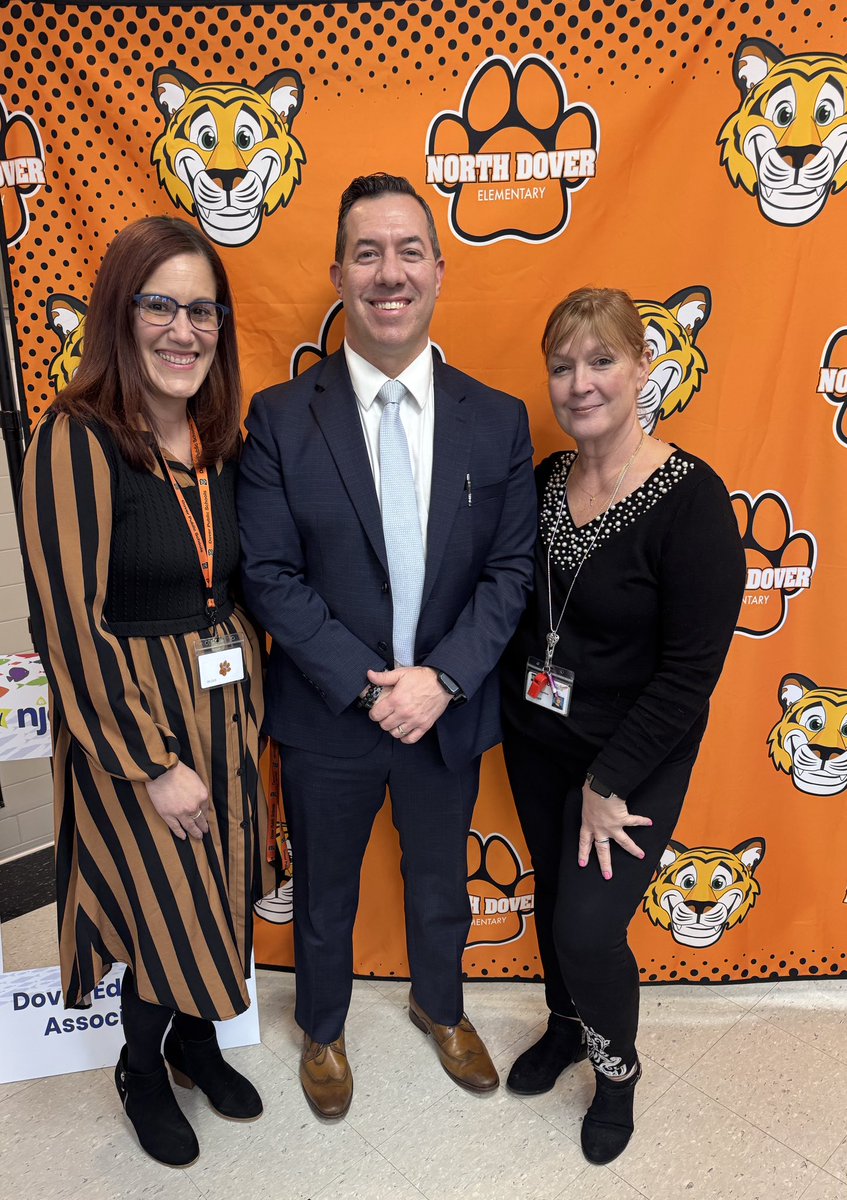 EDETIGERS's tweet photo. Celebrating our Multilingual Learners at NDE! 🐯✨

“Being multilingual is a superpower—carrying many voices and cultures into every space.”

Thank you to Dr. Carlton &amp; our Dover ESL team for a meaningful night. Proud of our Tigers! #EDEPride @LJaime13 @north_dover https://t.co/FVyLT5Fdbo