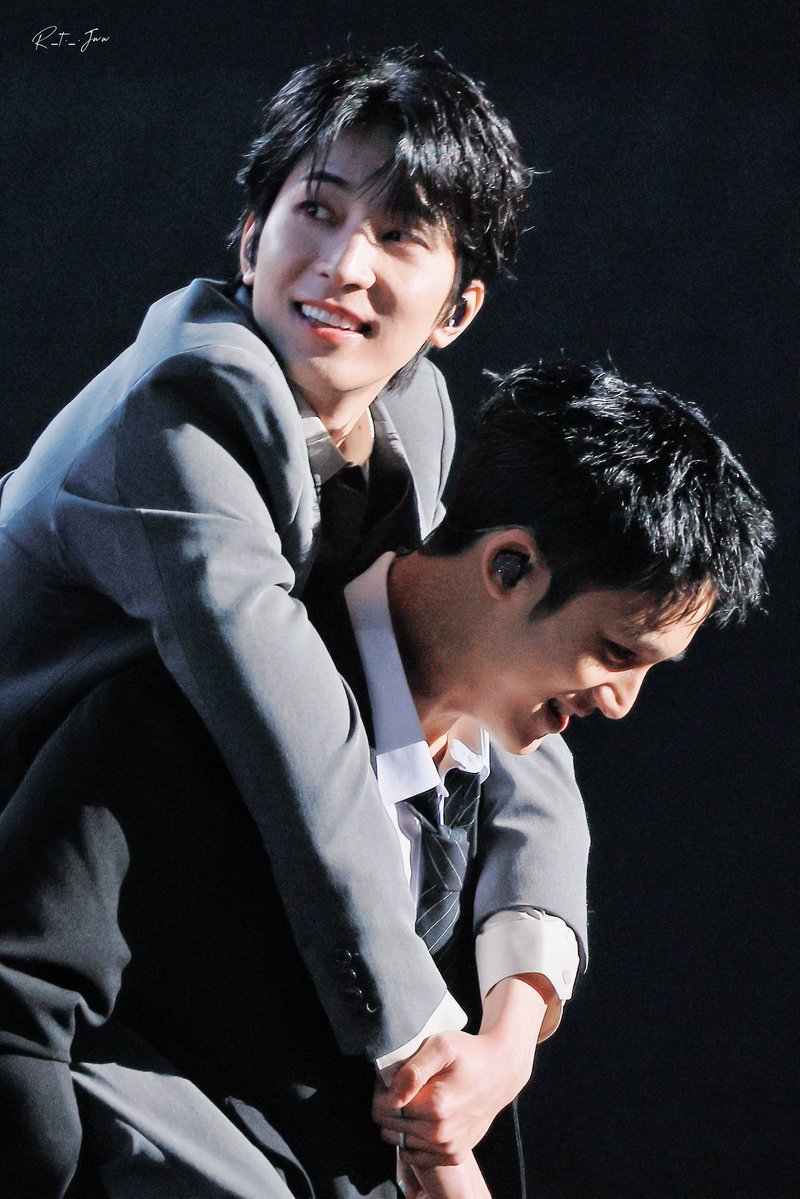 r_t._.jww🐈‍⬛🐈‍⬛ tweet media