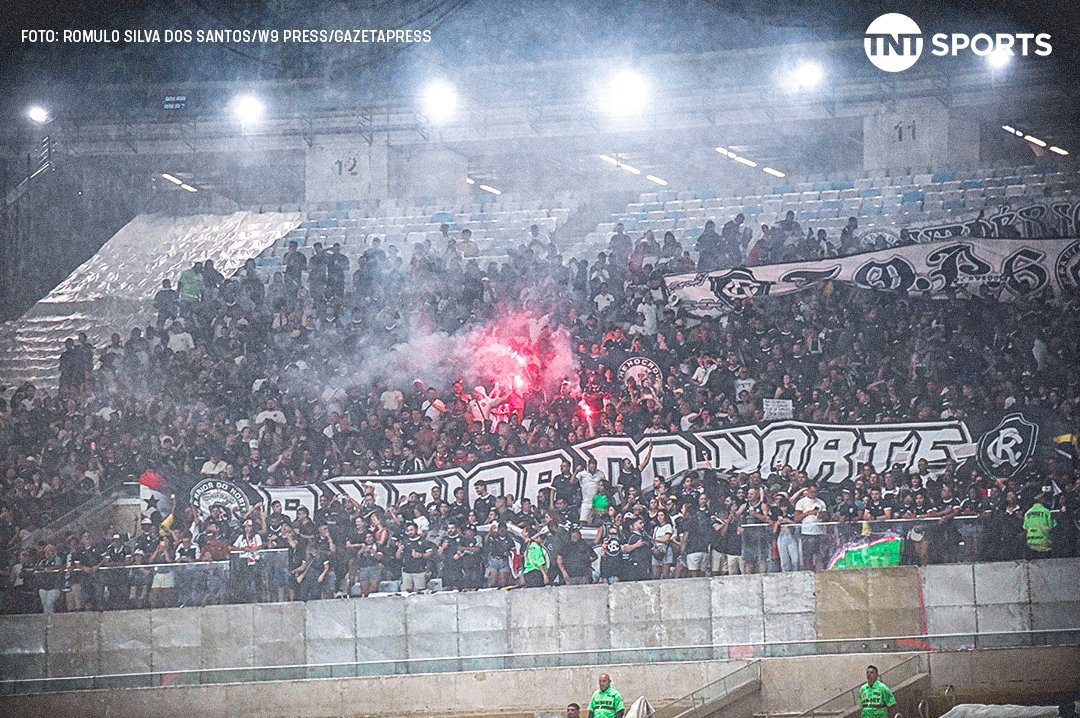 TNTSportsBR's tweet photo. A TORCIDA DO REMO LOTOU O SETOR VISITANTE E TÁ FAZENDO A FESTA NO MARACANÃ, MESMO COM A DERROTA PARCIAL CONTRA O FLAMENGO! MÁXIMO RESPEITO! 👏🔵🔥

#FutebolBrasileiro #Brasileirão #TR https://t.co/GqPbnYY7vu