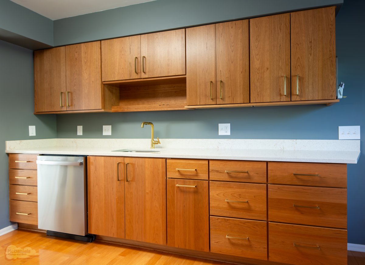 A clean, contemporary cabinet style in a classic wood finish sets the tone for this stunning kitchen. Paired with elegant gold accents, it blends timeless style with everyday functionality. Plenty of storage, an efficient layout, and a look you’ll love for years to come 🤍