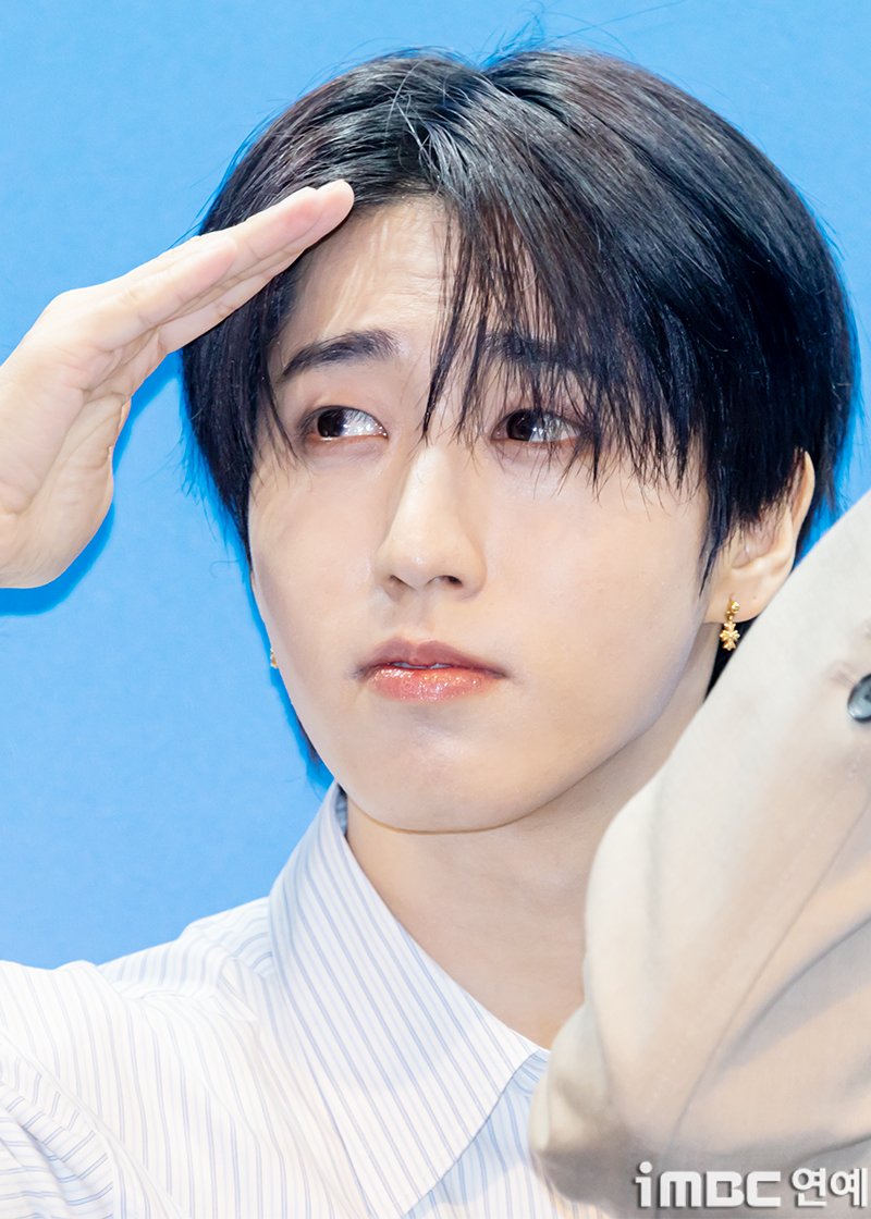 imbcenews's tweet photo. [포토] 스키즈 한, 한 없이 볼하트
#스키즈 #스트레이키즈 #StrayKids #한 #팝업스토어 #성수동 #스킨케어 #브랜드 #행사_260319 [iMBC연예]

스트레이키즈(Stray Kids) 한이 19일 오후 서울 성수동에 위치한 한 팝업스토어에서 열린 스킨케어 브랜드 이벤트 행사에 참석해 포즈를 취하고 있다.

🔗https://t.co/YfPpD7asha