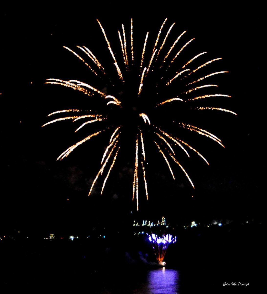 ThisIsIreland3's tweet image. Fireworks to end Cobh's St. Patrick's Day Parade and Festival 🎆🎇 

📍Cobh, East Cork-Ireland 🇮🇪 

📸 Cobh2026 (FB) 

#Cork #Fireworks #Cobh #Ireland #Stpatricksday #Eastcork