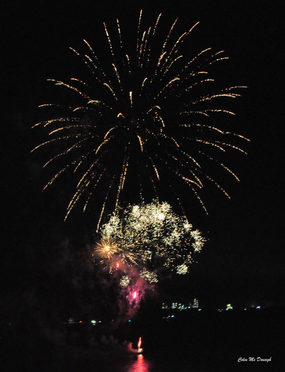 ThisIsIreland3's tweet image. Fireworks to end Cobh's St. Patrick's Day Parade and Festival 🎆🎇 

📍Cobh, East Cork-Ireland 🇮🇪 

📸 Cobh2026 (FB) 

#Cork #Fireworks #Cobh #Ireland #Stpatricksday #Eastcork