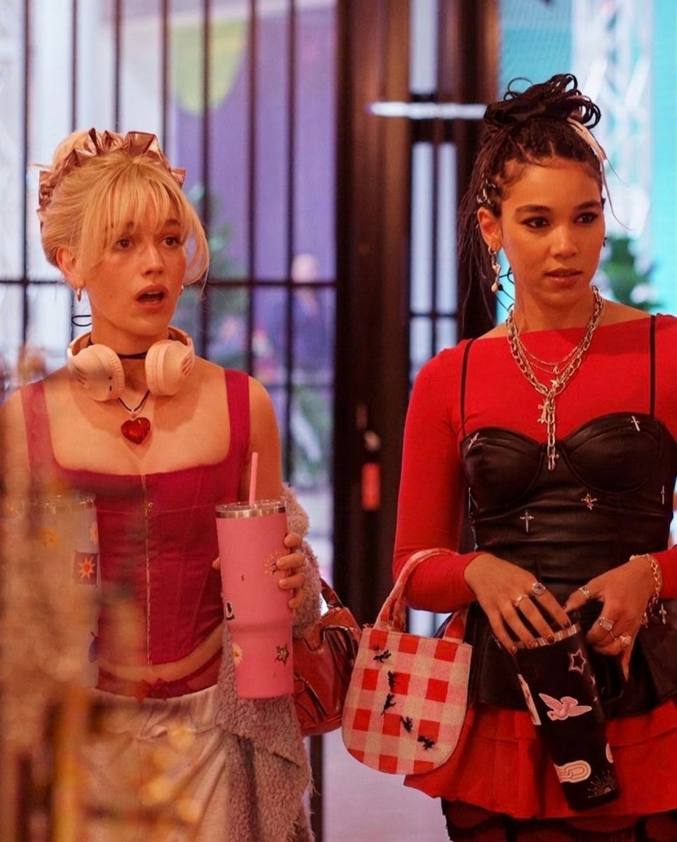 Victoria Pedretti Updates tweet media