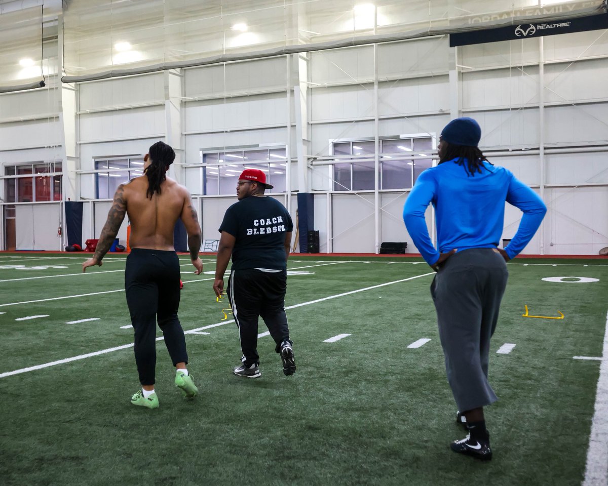 coachbledsoe662's tweet image. Straight Dawg Work with Ole Miss Rebels 💙❤️LB Crew!!
#olemissfootball
#linebackertraining
#rebelnation
#sharks 
#universityofmississippi