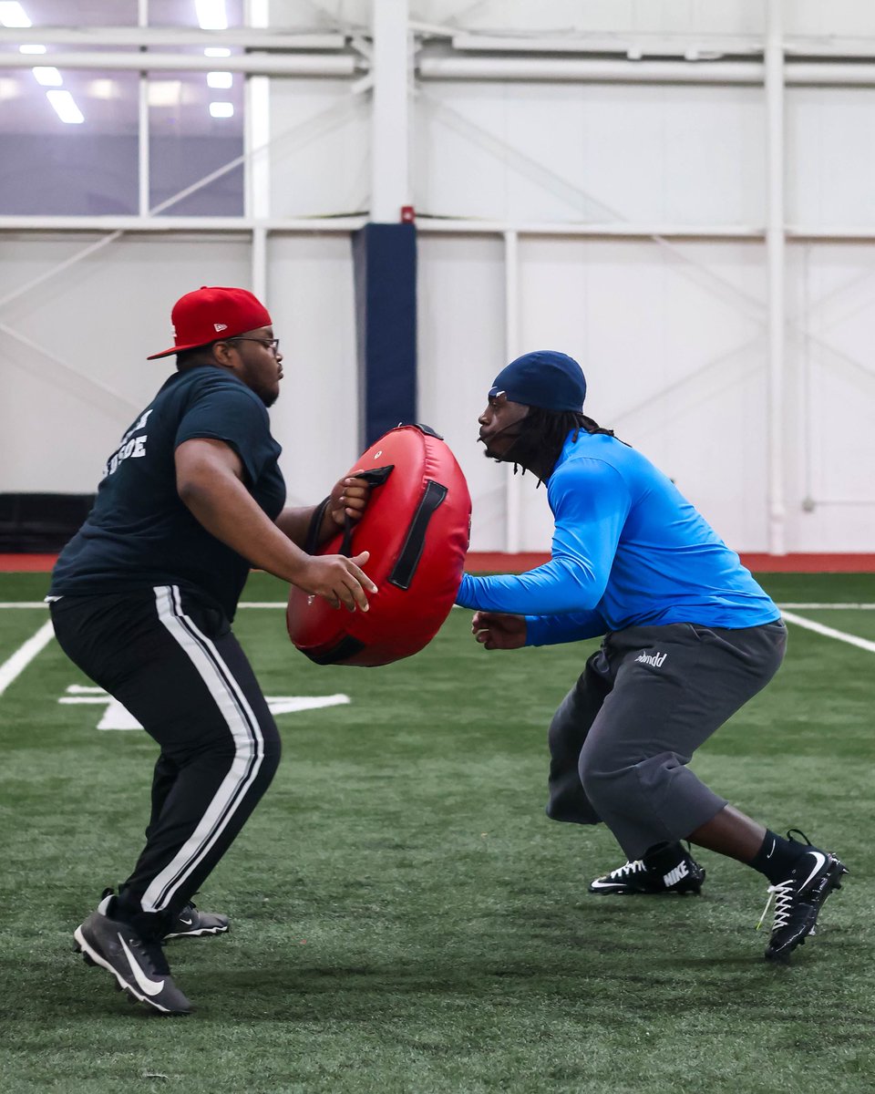 coachbledsoe662's tweet image. Straight Dawg Work with Ole Miss Rebels 💙❤️LB Crew!!
#olemissfootball
#linebackertraining
#rebelnation
#sharks 
#universityofmississippi