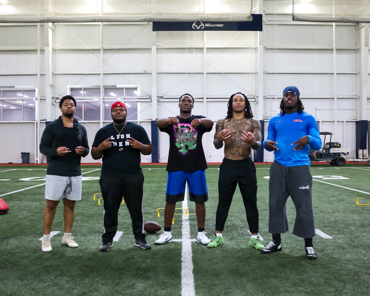 coachbledsoe662's tweet image. Straight Dawg Work with Ole Miss Rebels 💙❤️LB Crew!!
#olemissfootball
#linebackertraining
#rebelnation
#sharks 
#universityofmississippi