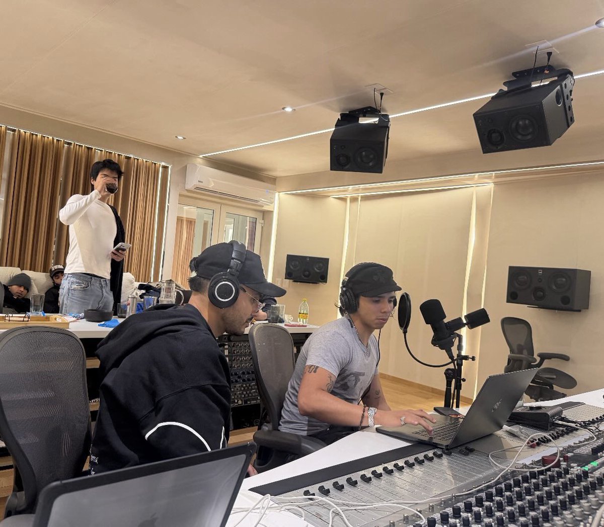 sadvaritosmx's tweet photo. Alvarito Díaz está en el estudio con Latin Mafia 🇲🇽🇵🇷 https://t.co/HkKV2wfWIw