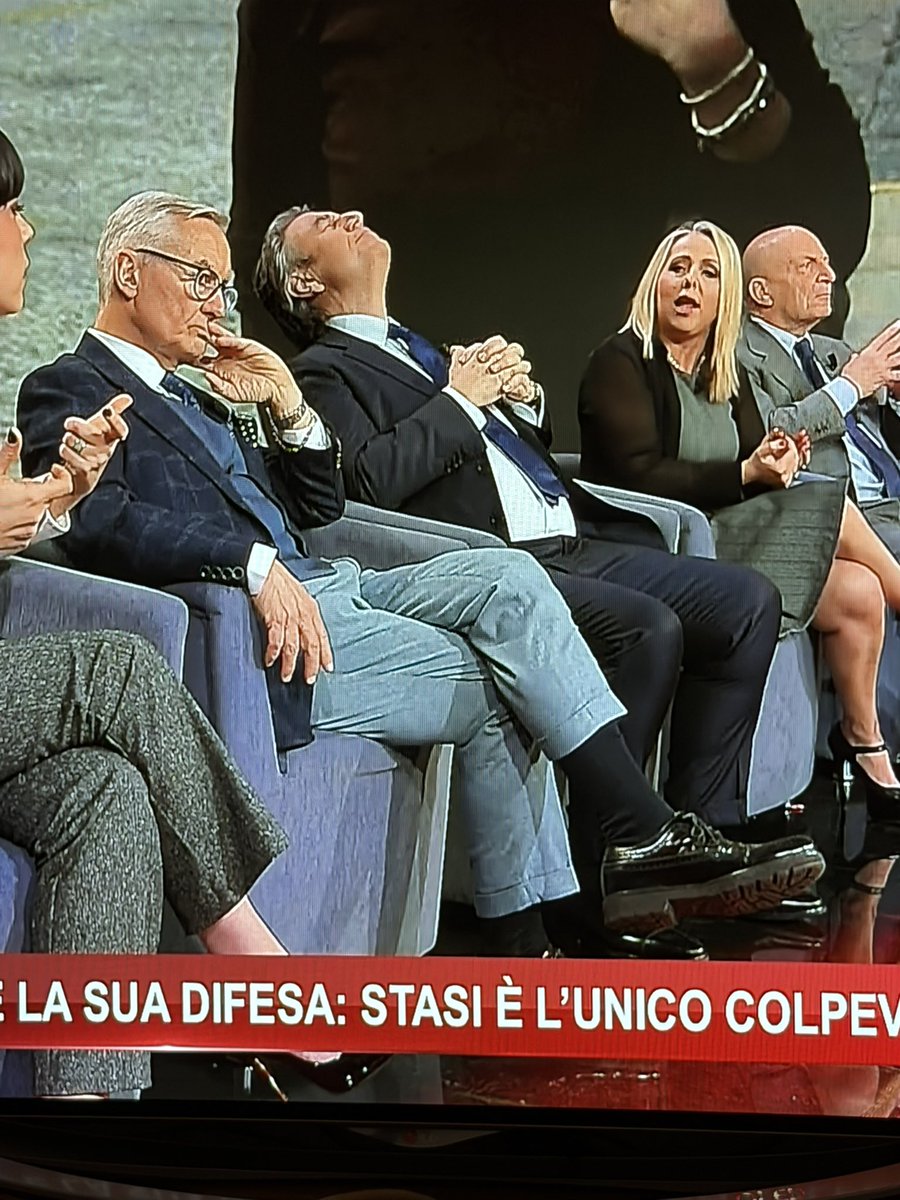 StronzaSelvagg1's tweet image. La #Vagli non deve ridere .. le faccine le fa solo l’onnipresente  #ore14sera