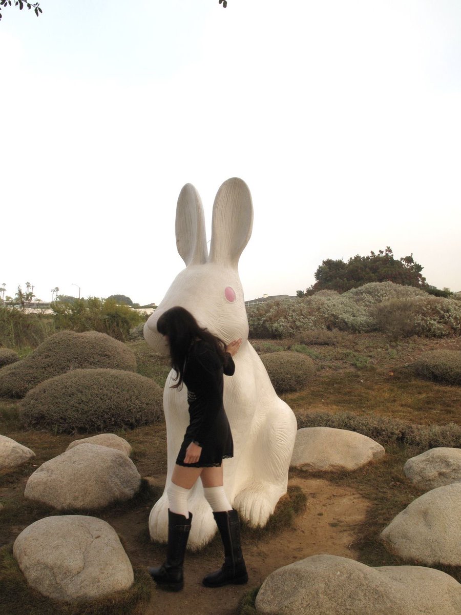 goodnight_SHOo's tweet photo. 빈티지 옷 안 입고도 특유의 빈티지 느낌이 날 수 있을까? 사진 질감 때문일까? 말랑뽀짝큐티한 오브제 때문인가? 너무 조아... https://t.co/PkoyopNjMN