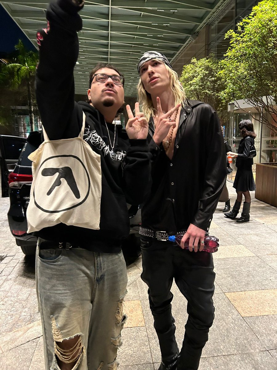 execas VIU 2HOLLIS ROMMULAS E SKRILLEX tweet media