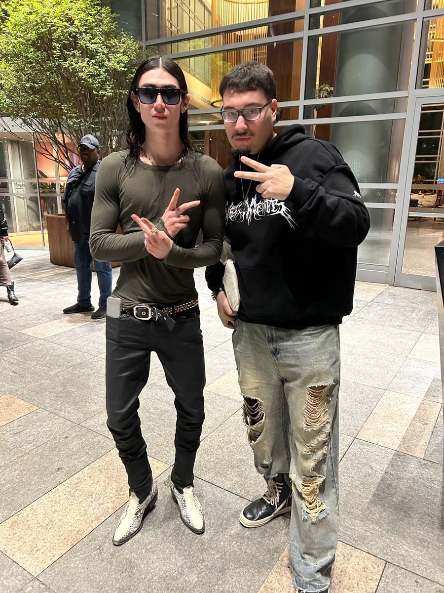 execas VIU 2HOLLIS ROMMULAS E SKRILLEX tweet media