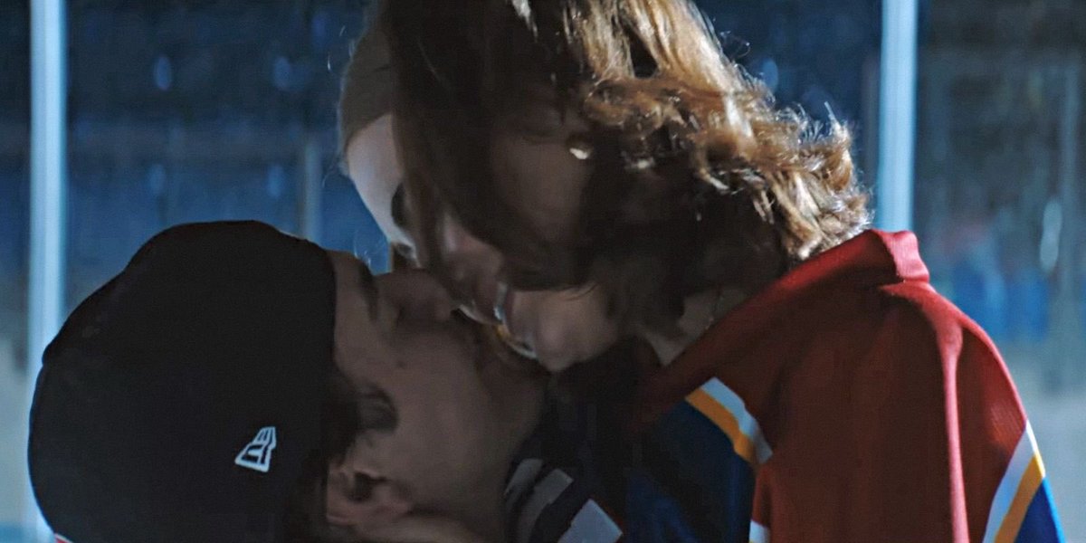 garrwttgraham's tweet photo. eles realizando três sonhos meus na mesma cena: hannah com a jersey do garrett, o boné pra trás do garrett e os dois juntos no gelo https://t.co/DXHSTrJI6l