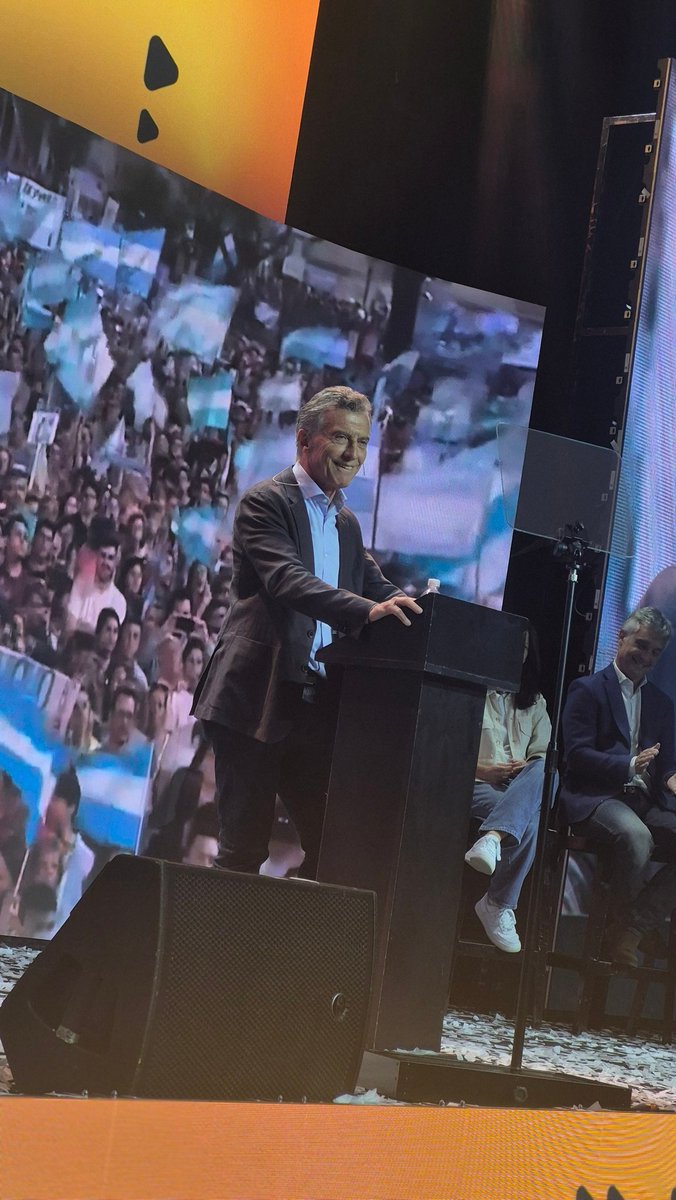 Mesura, educación, ideas, respeto, empatía y buena presencia. Sin gritos, sin poner sobrenombres despectivos, sin palabras procaces y, sobre todo, sin necesidad de cantar como un perro y con movimientos dignos de alguien con un brote psicótico.
#EraMacri