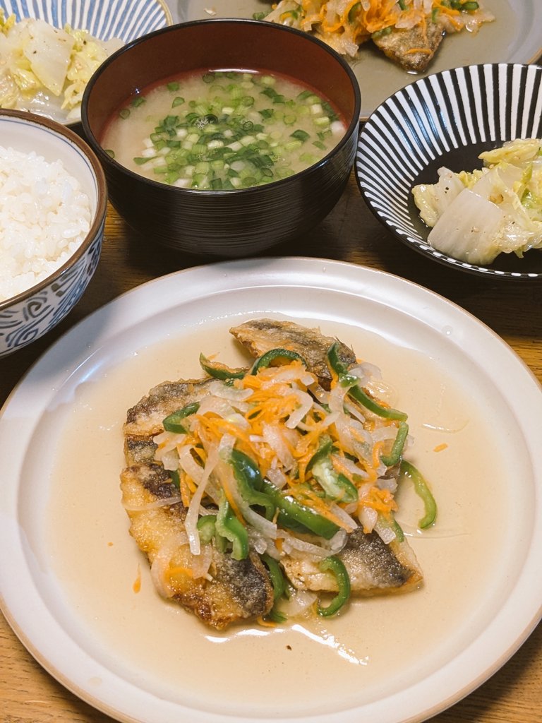 mican0836's tweet photo. おはようございます☀
昨日の晩ご飯
・アジの南蛮漬け
・白菜の中華和え
・みそ汁

業スーの揚げるだけでいいアジを使って南蛮漬け✨
パン粉じゃないので、色々な味付けに合うのがグッド👍️
小アジなのですぐ揚がるのもうれしい💖
鷹の爪入れるの忘れた😂 https://t.co/DdYZ9w7rAl