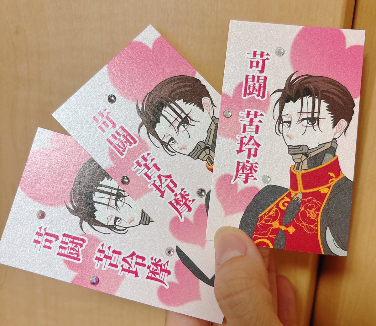 今日はよろしくお願いします!新刊のノベルティで名刺、シール、無配ペーパーご用意してお待ちしております🎶(まだ電車です) 