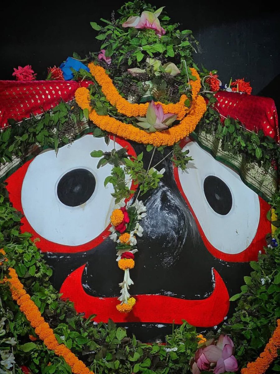 AMITABHTHAKUR21's tweet photo. ମହାପ୍ରଭୁ ବି ପଖାଳ ପ୍ରିୟ। ଚୁପୁଡ଼ା ପଖାଳ, ମଧୁର ପଖାଳ, ସୁବାସିତ ପଖାଳ, ଦହି ପଖାଳ, ମିଠା ପଖାଳ, ଟଭା ପଖାଳ ଭଳି ବିଭିନ୍ନ ପ୍ରକାର ପଖାଳ ଲାଗି ହୁଏ। ଓଳି (ମାଟି ପାତ୍ର)ରେ ପଖାଳ ସାଥିରେ ଘିଅ ପକାଇ ସେବନ କରନ୍ତି କାଳିଆ ସାଆନ୍ତ। ଏଥିପାଇଁ ବଡ଼ ଦେଉଳ ରୋଷ ଘରେ ସ୍ବତନ୍ତ୍ର ପଖାଳ ଚୁଲା ବି ରହିଛି।
#ପଖାଳଦିବସ
@JagannathaDhaam https://t.co/NQkZ2jvlKV