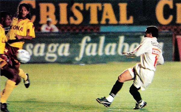 El último cruce oficial entre Universitario y Deportes Tolima 🇨🇴 fue en los cuartos de final de la Copa Conmebol 1997:

📍 Ida (24/09/97): <a href="/cdtolima/">Club Deportes Tolima</a> 1-0 Universitario
📍 Vuelta (15/10/97): Universitario 2-0 <a href="/cdtolima/">Club Deportes Tolima</a> 

Alineación ‘U’ en Lima: