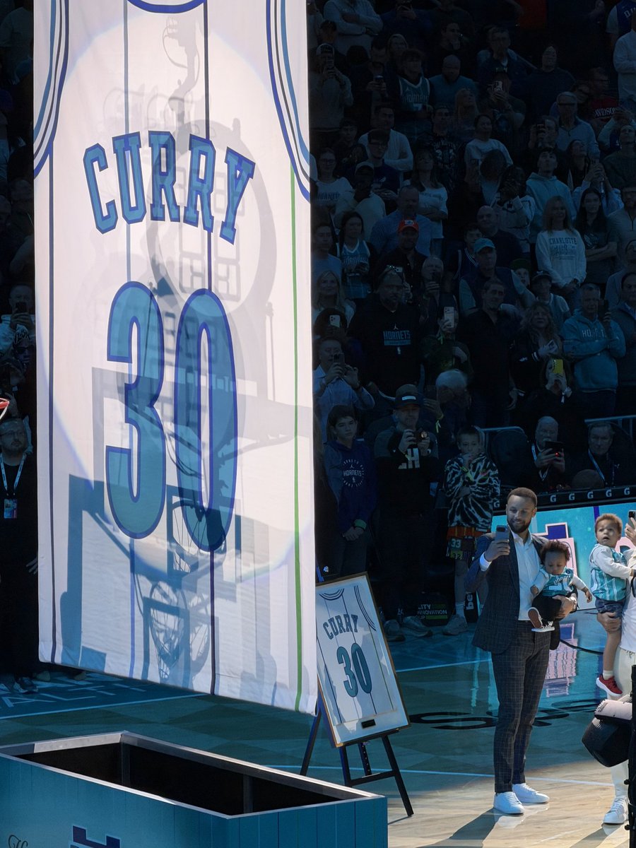 StoffaJoey's tweet photo. My buddy just took this picture from tonight at the Hornets game. I thought it was pretty cool https://t.co/Pjjo2AtJ2e