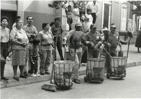 Emvarias's tweet photo. Hace 50 años, El Colombiano publicó una noticia que dolía…  Medellín estaba sucia, la gente no ayudaba y los operarios de Empresas Varias luchaban solos contra la indiferencia.

Hoy… 50 años después, la historia se repite: No es falta de capacidad, es falta de conciencia.

Seguimos dejando la basura en donde no corresponde, seguimos mirando hacia otro lado y seguimos creyendo que “alguien más” lo hará.

¿De verdad no hemos cambiado en medio siglo?

Medellín necesita más corazones que la cuiden y la protejan, ciudadanos corresponsables de la limpieza de la ciudad. Desde Emvarias lo hacemos diariamente con amor y compromiso... ¿ y tú, te animas a cuidarla también?

¡La ciudad es el reflejo de lo que somos!