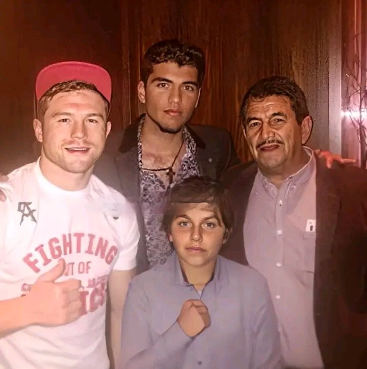 ContactoRevist's tweet image. 🔴#CDS| EL LEGADO DE "EL  MAYO": LOS NIETOS QUE HEREDAN EL DINERO DEL NARCO, EMPRESAS Y LA GUERRA

🔹️Antes de ser "secuestrado" y entregado a Estados Unidos, Ismael “El Mayo” Zambada confesó al periodista Jorge Carrasco su mayor anhelo: volver a ver a su hijo mayor, Vicente