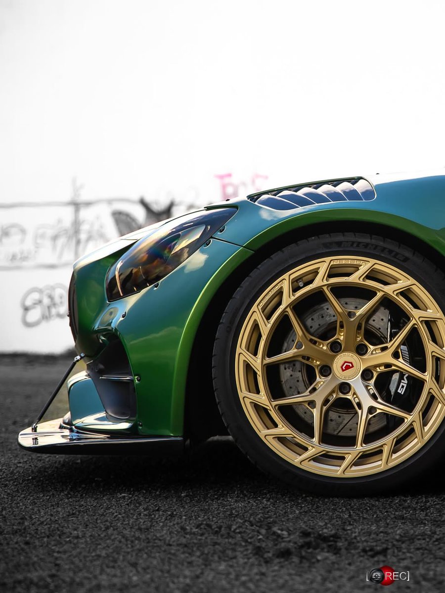 Obsidian_Auto's tweet photo. Mercedes AMG GT on Vossen LC3-01T Finished in Imperial Gold. 💚💚 https://t.co/VwzCGaQW70